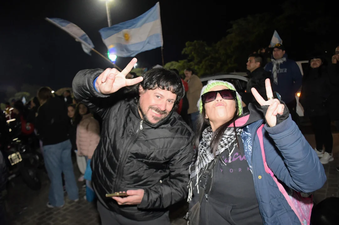 Una multitud se concentró de madrugada en el Monumento para celebrar la obtención de la Copa América. (RosarioPlus)