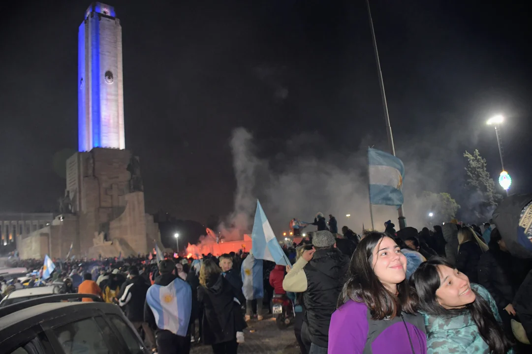 Una multitud se concentró de madrugada en el Monumento para celebrar la obtención de la Copa América. (RosarioPlus)
