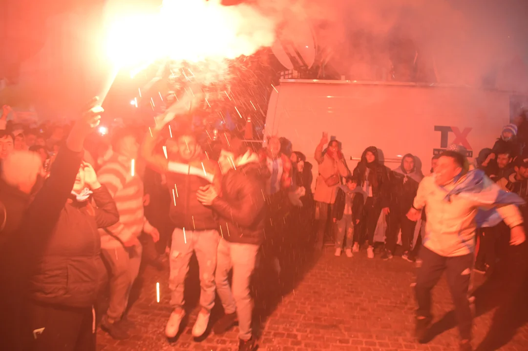 Una multitud se concentró de madrugada en el Monumento para celebrar la obtención de la Copa América. (RosarioPlus)