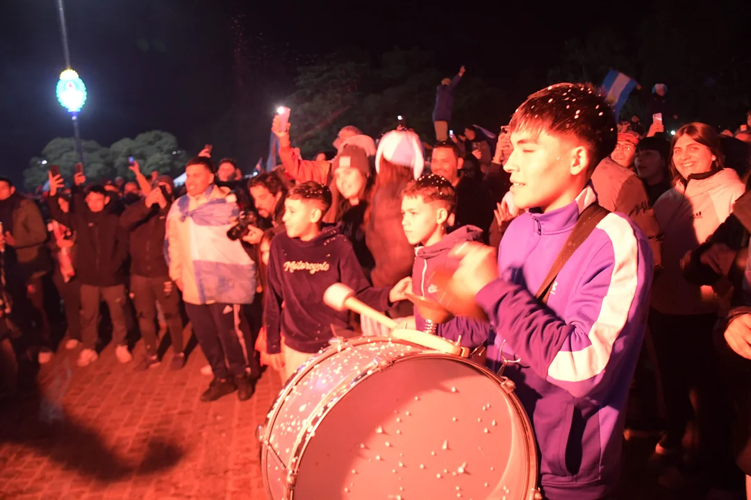 Una multitud se concentró de madrugada en el Monumento para celebrar la obtención de la Copa América. (RosarioPlus)
