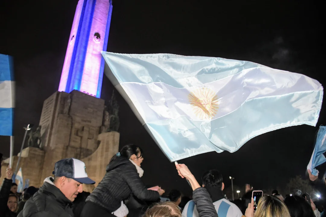 Una multitud se concentró de madrugada en el Monumento para celebrar la obtención de la Copa América. (RosarioPlus)
