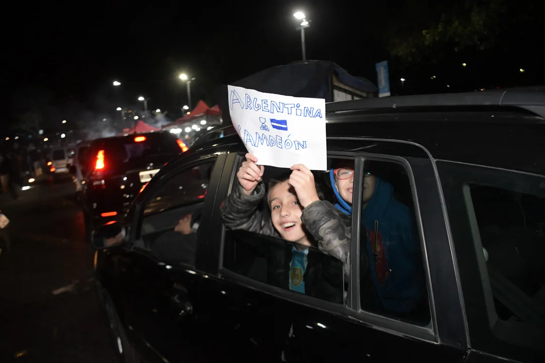 Una multitud se concentró de madrugada en el Monumento para celebrar la obtención de la Copa América. (RosarioPlus)