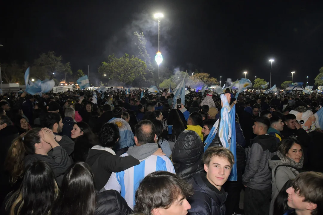 Una multitud se concentró de madrugada en el Monumento para celebrar la obtención de la Copa América. (RosarioPlus)
