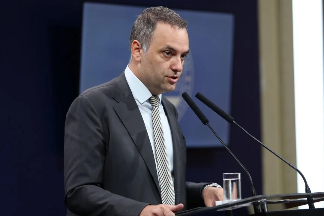 Adorni: “No nos importa el valor del dólar ni nos ocupa el riesgo país”
