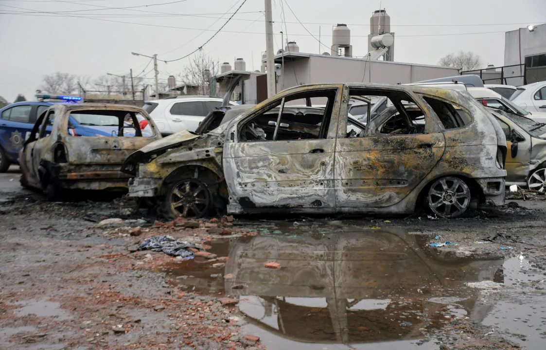 Otra vez quemaron autos frente a una comisaría de zona oeste