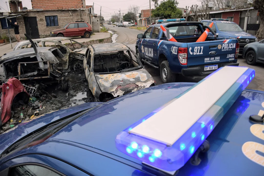 Otra vez quemaron autos frente a una comisaría de zona oeste