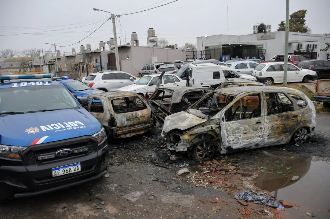 Otra vez quemaron autos frente a una comisaría de zona oeste