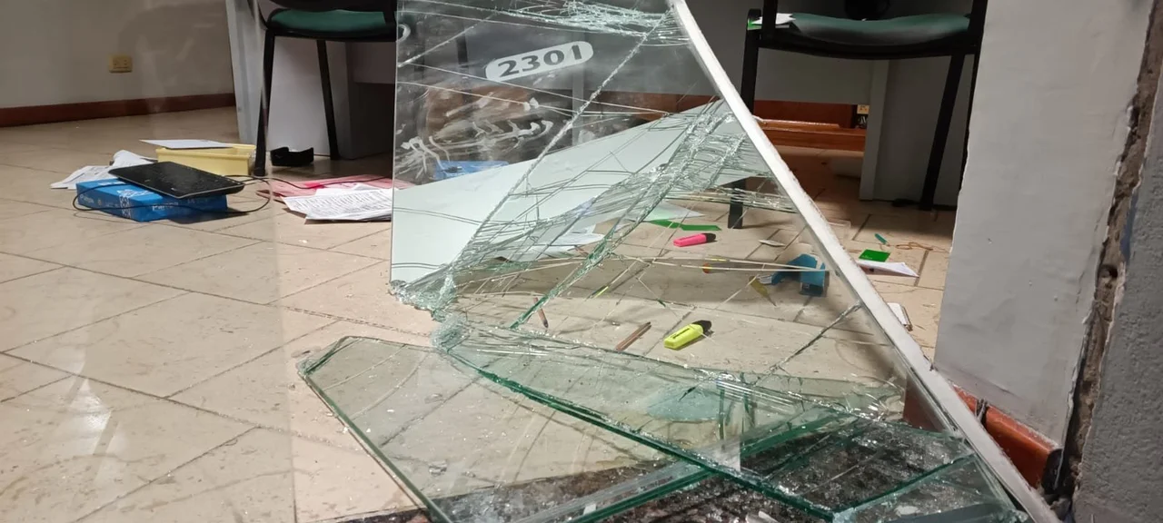 Escruche y destrozos en una inmobiliaria de zona sur