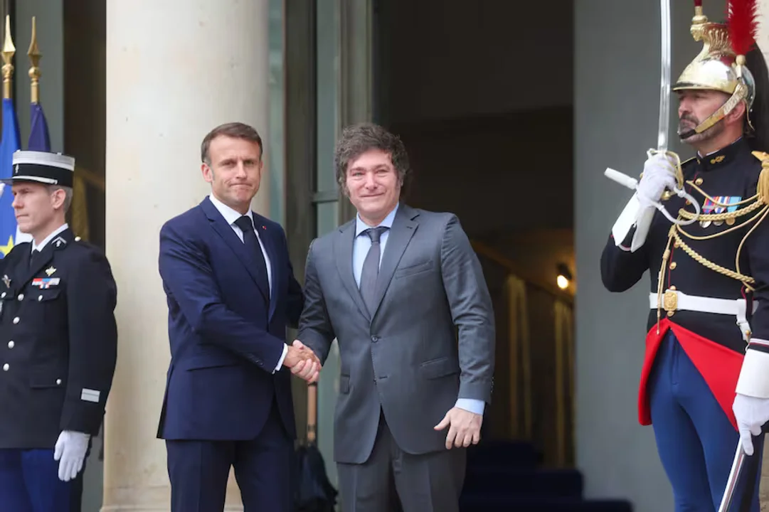 Apretón de manos y foto amistosa: así fue recibido Milei por Macron