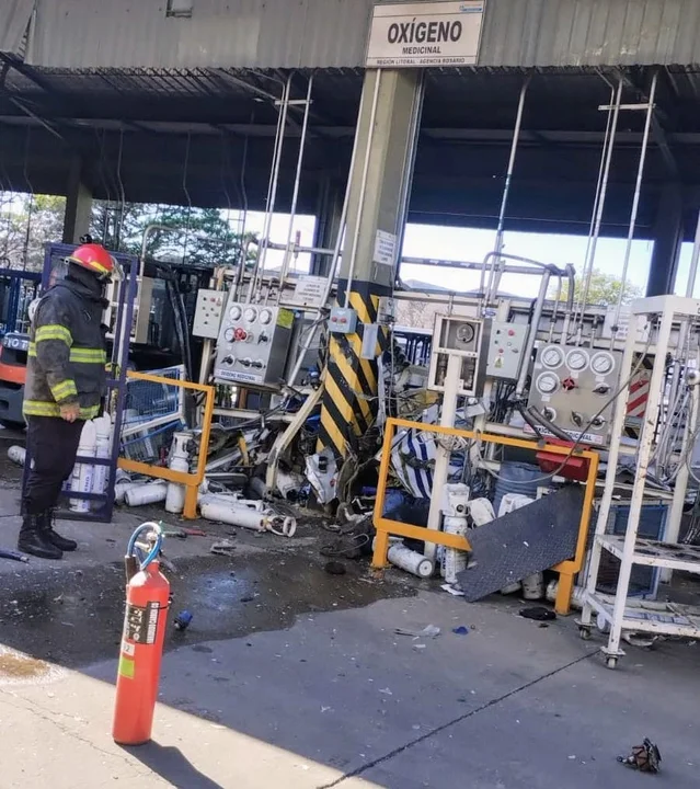 Vieron la nave volar en círculos y luego estrellarse en la planta fabril. (fotos RosarioPlus)