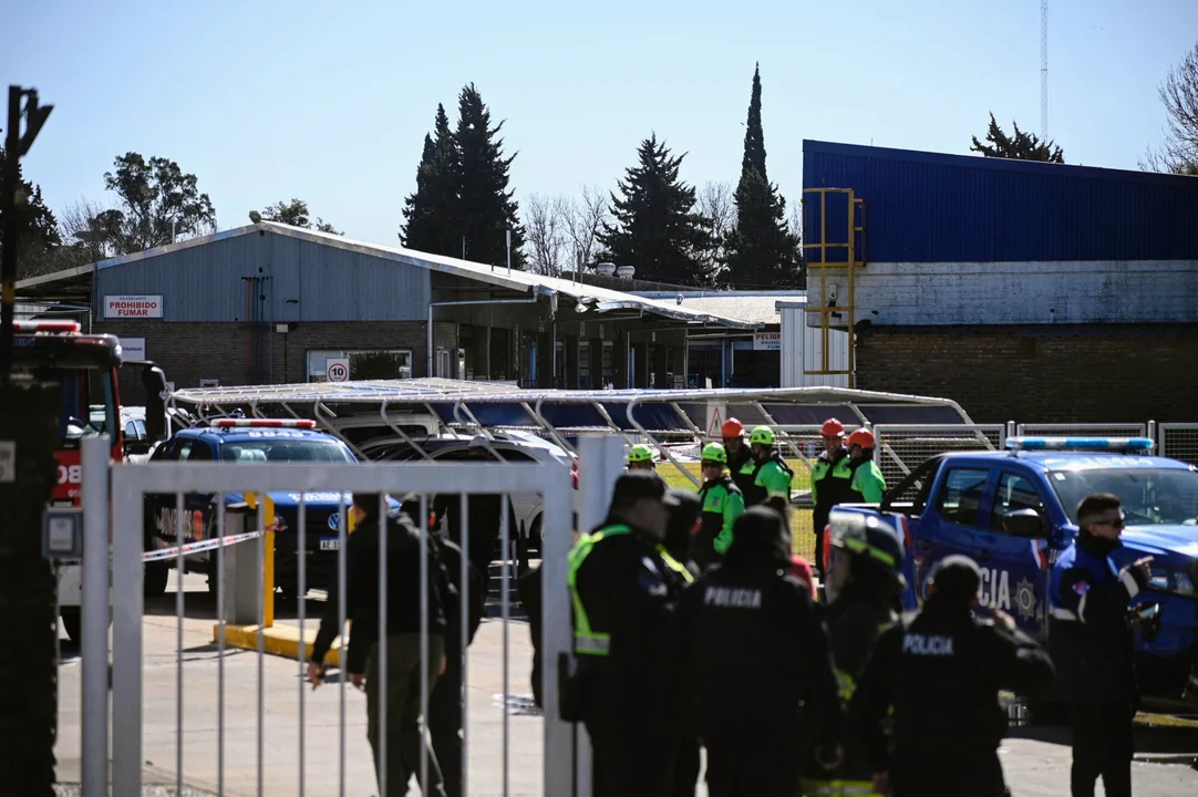 Vieron la nave volar en círculos y luego estrellarse en la planta fabril. (fotos RosarioPlus)