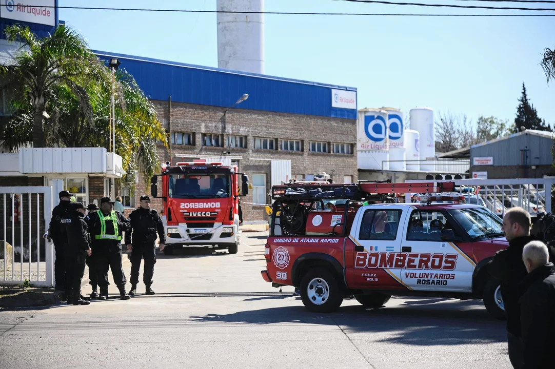 Vieron la nave volar en círculos y luego estrellarse en la planta fabril. (fotos RosarioPlus)