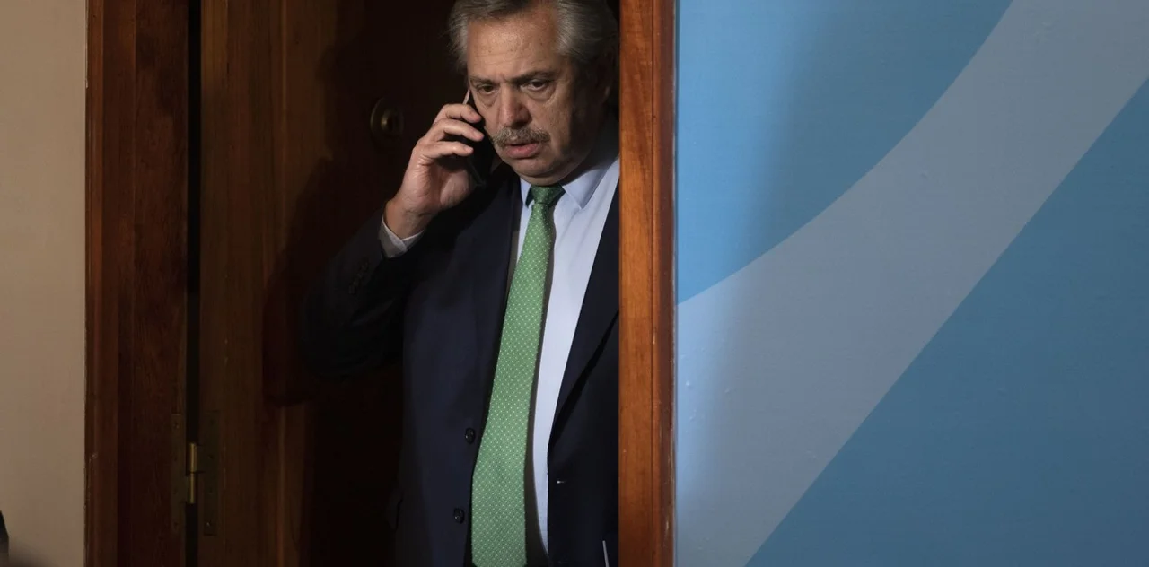 Allanaron el departamento de Alberto Fernández y secuestraron su celular