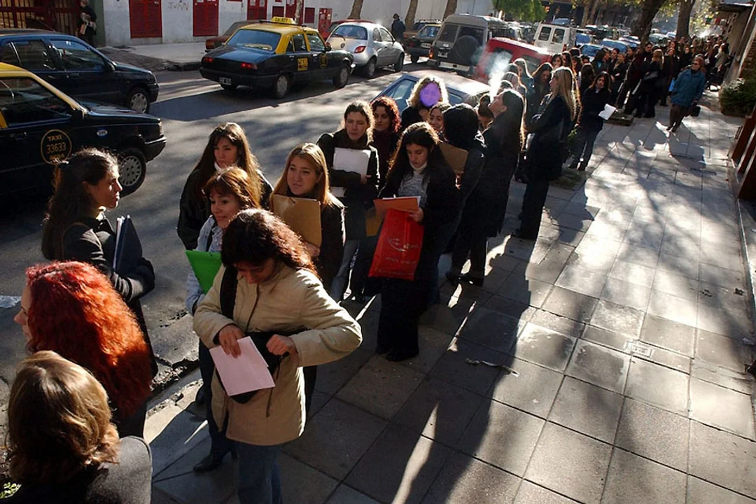 Cola de personas en busca de empleo, una postal que hacía años no se veía.