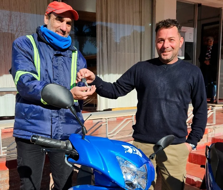 Entrega de nuevas motocicletas para el personal de tránsito en Chabás