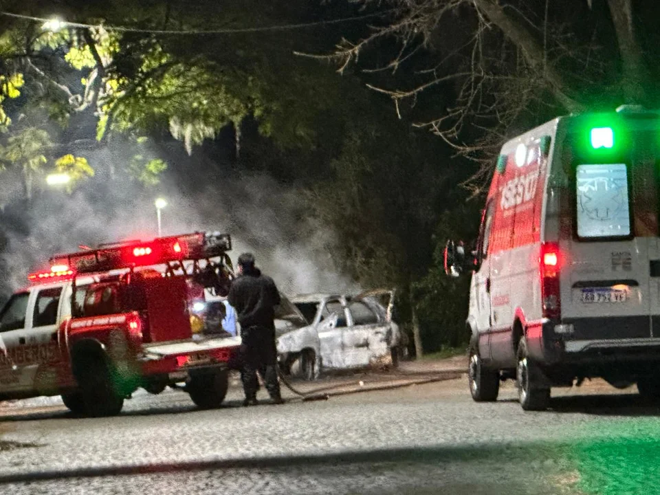 Un auto se incendió por completo este domingo a la madrugada