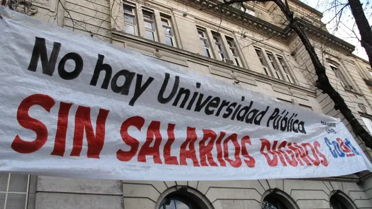 Docentes de la UNR encabezaron una marcha y ratificaron el paro del jueves