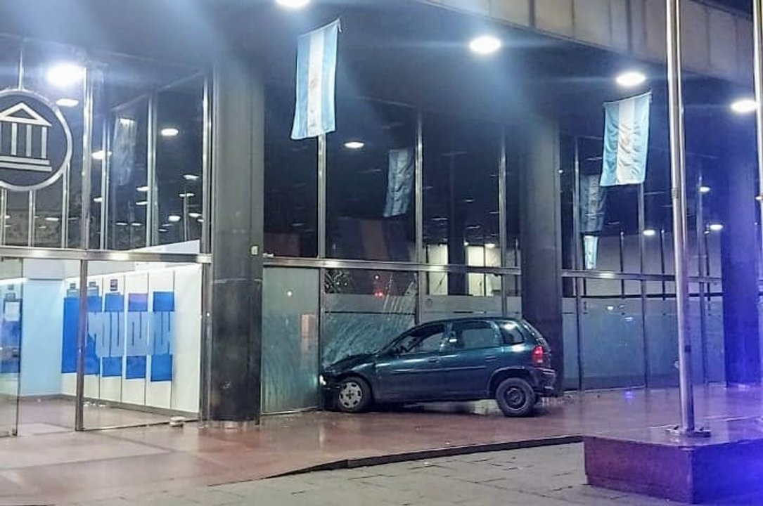 Le negaron un crédito y estrelló su auto contra la vidriera del Banco Nación