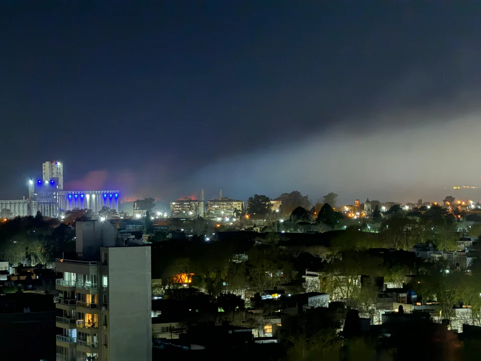 Volvió el fuego a las islas y el humo avanza desde el sur