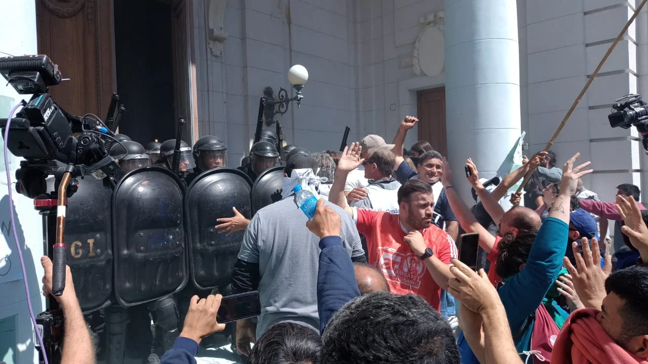 Reforma jubilatoria: aprobación entre gases, piedras y escándalo afuera de Legislatura