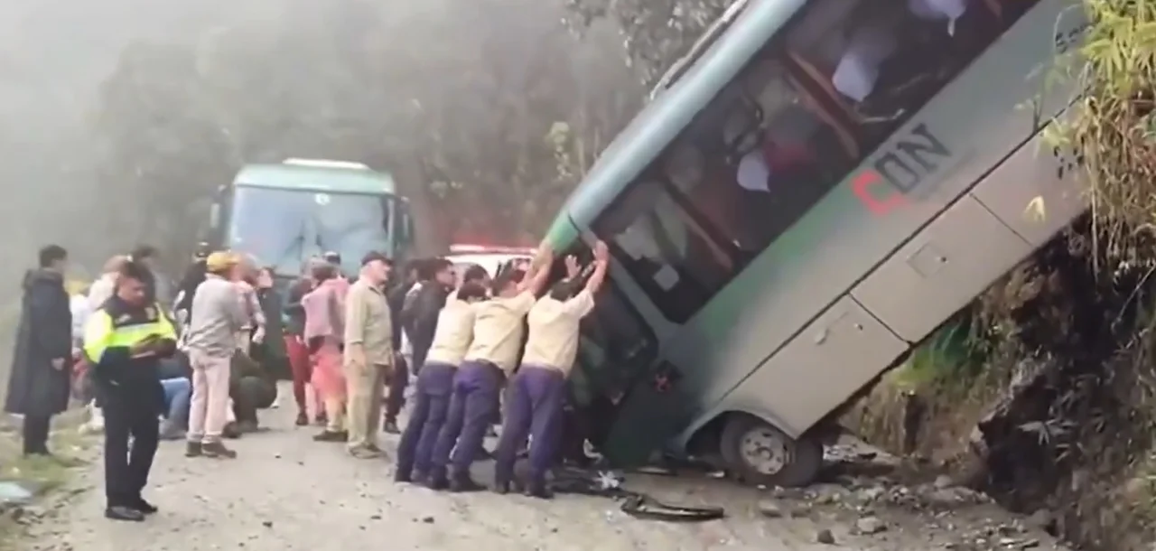 Desbarrancó un micro en la zona de Machu Picchu: dos argentinos accidentados