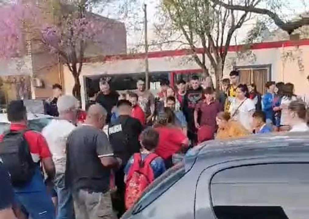 El clásico de la ciudad empezó y terminó con disturbios