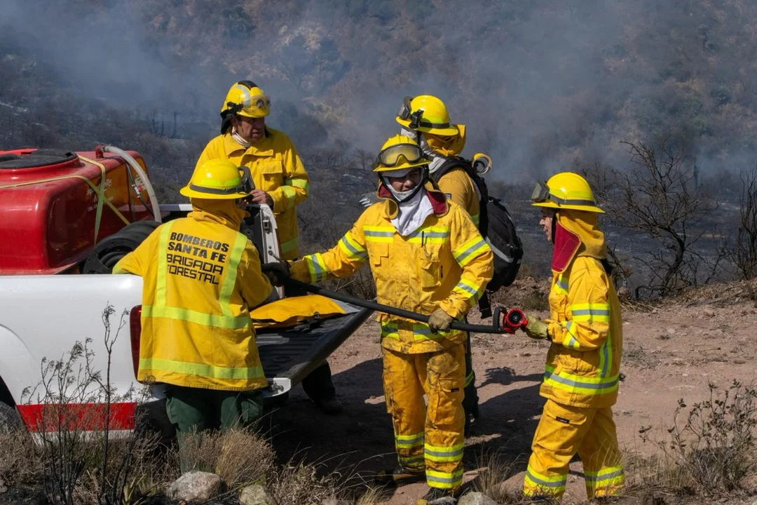 Los brigadistas santafesinos frenaron el fuego en una zona complicada