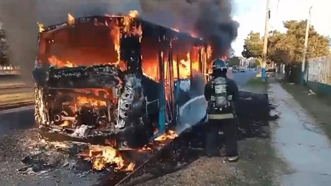 Explosión, susto y un colectivo del transporte urbano totalmente quemado