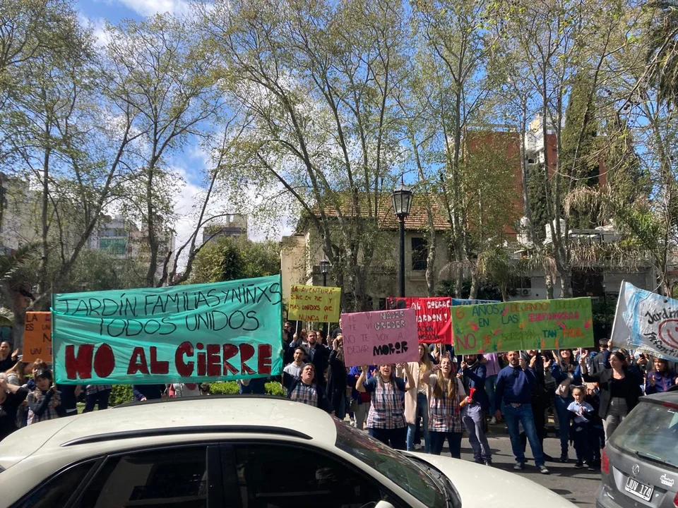 Abrazo solidario al jardín de infantes del Colegio de Abogados.