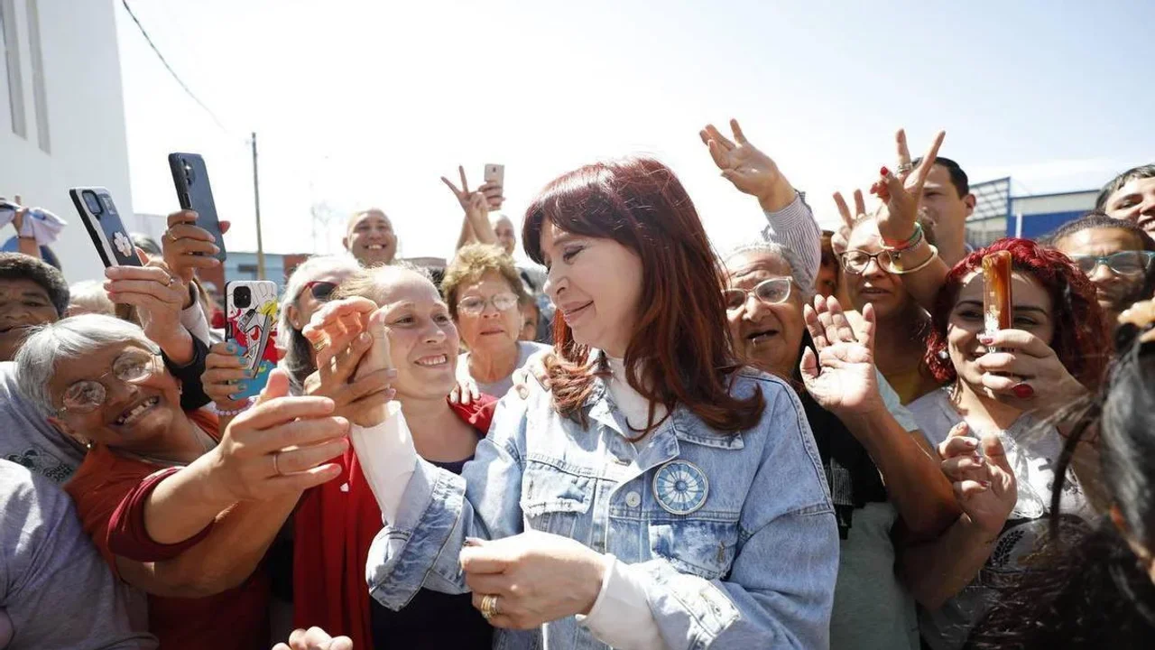 Cristina sorprendió a los vecinos de la Matanza y dijo "acá estoy"