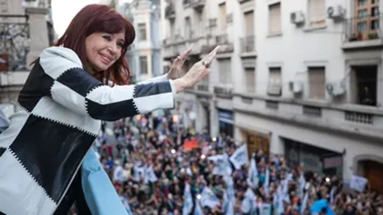 Cristina apareció en la marcha con el tablero de ajedrez como atuendo