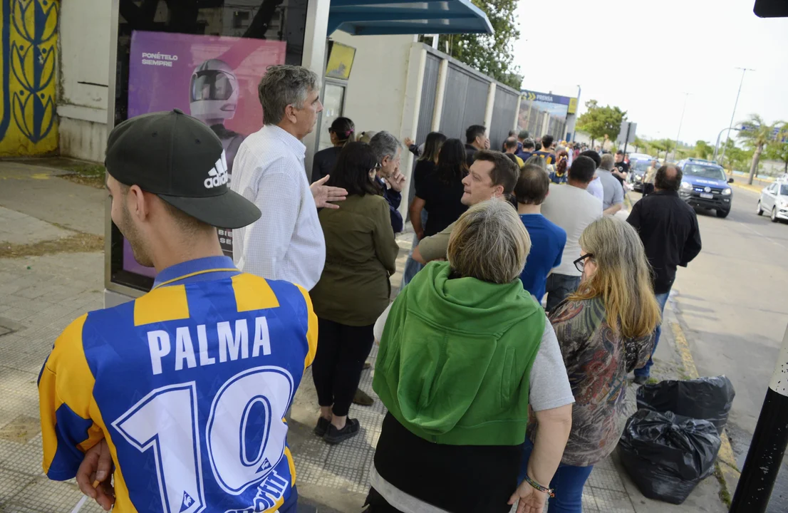 Miles de hinchas despidieron al Negro Palma en el Gigante