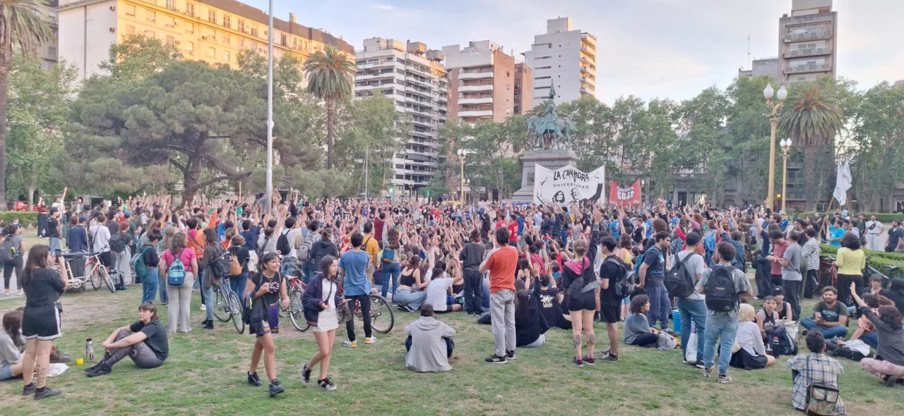 Miles de estudiantes reunidos en Plaza San Martín definieron un plan de lucha