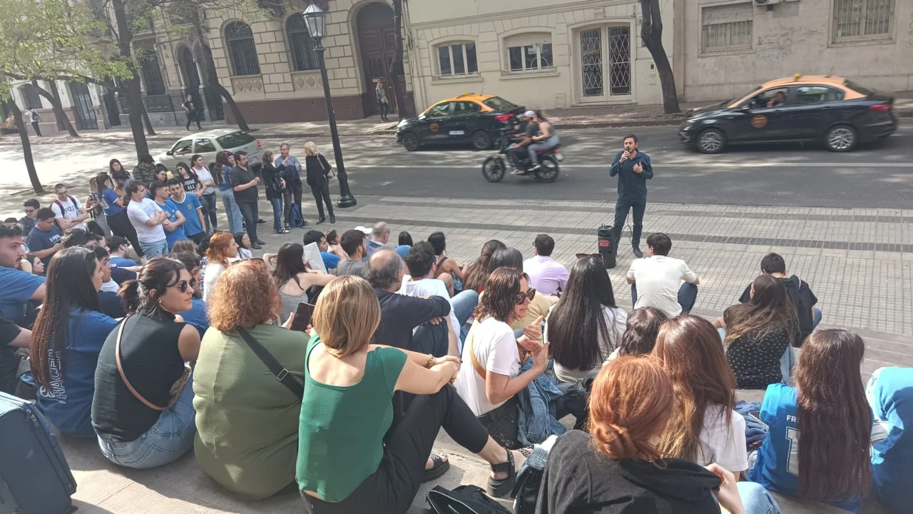 Miles de estudiantes reunidos en Plaza San Martín definieron un plan de lucha