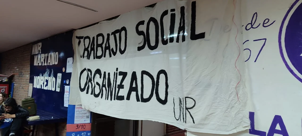 Estudiantes toman la Facultad de Ciencia Política y RR.II. (Fotografía: Rosario Plus)
