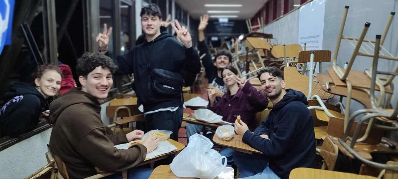 Estudiantes toman la Facultad de Ciencia Política y RR.II. (Fotografía: Rosario Plus)