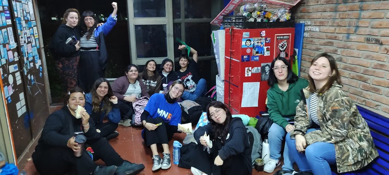 Estudiantes toman la Facultad de Ciencia Política y RR.II. (Fotografía: Rosario Plus)