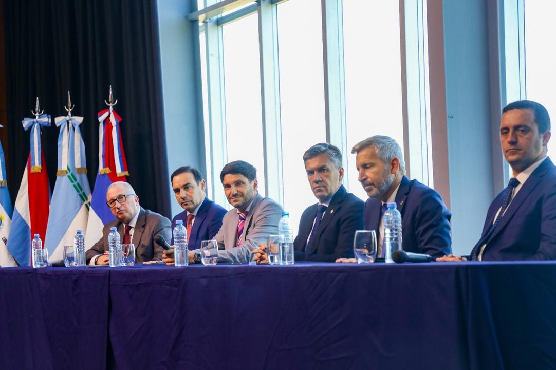 Los gobernadores en la firma del acuerdo, hoy en Santa Fe. 