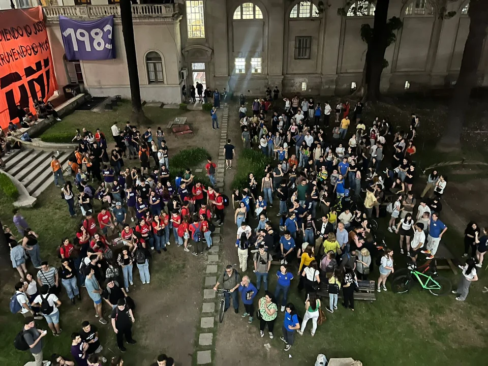 El momento de la votación que muestra la victoria de la moción de toma.