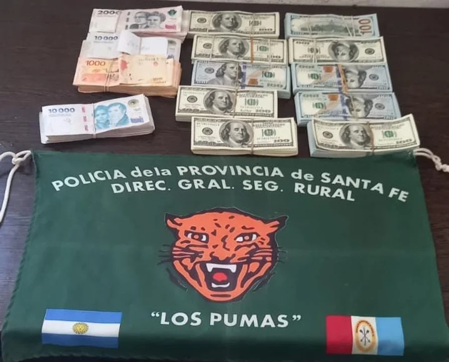Operativo, detenido con 2 millones de pesos y dólares en su camioneta