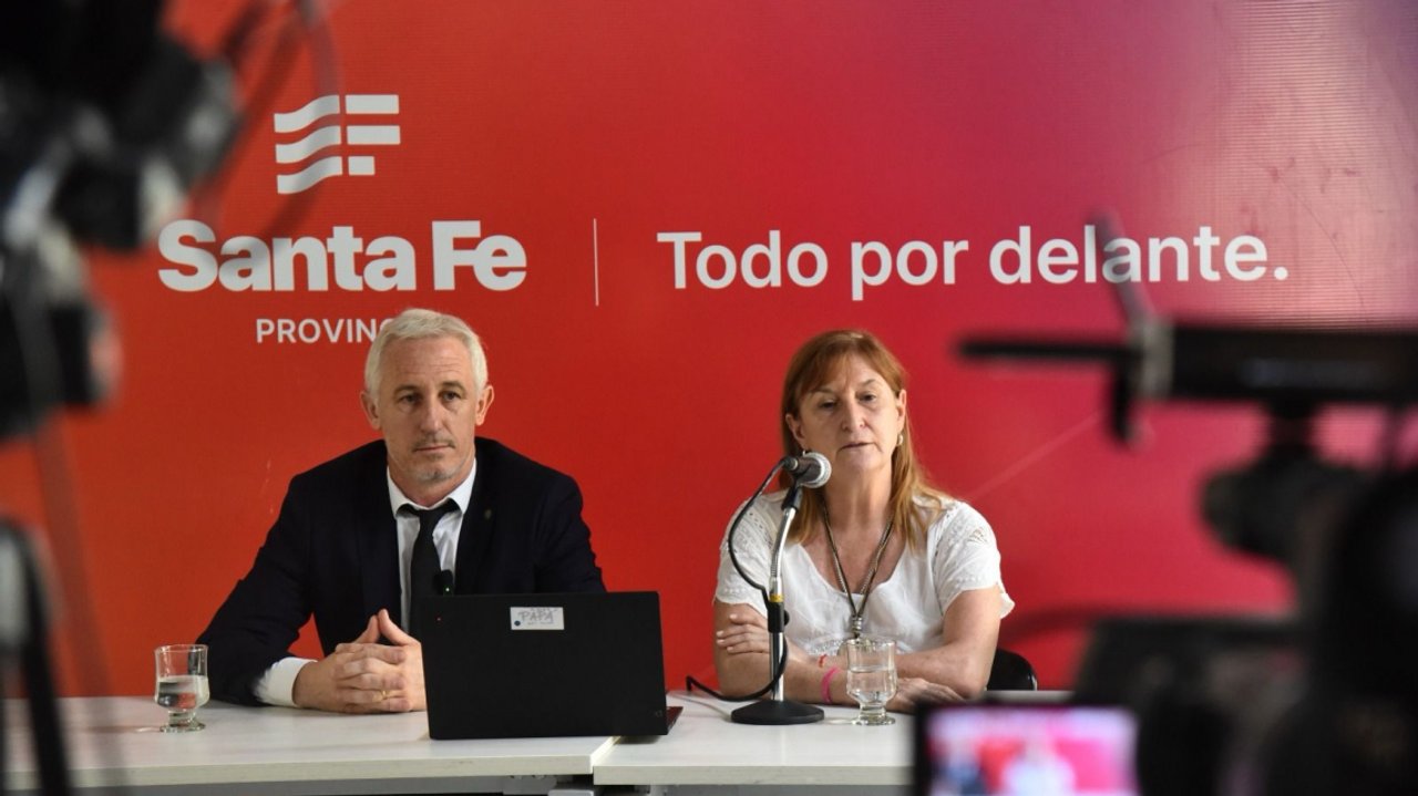 La secretaria de Salud, Andrea Uboldi, y el secretario de Cooperación de Gobierno, Cristian Cunha, en la presentación de la tercera etapa de vacunación.