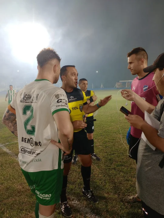 Fernando Espinoza, el juez, junto a los capitanes.