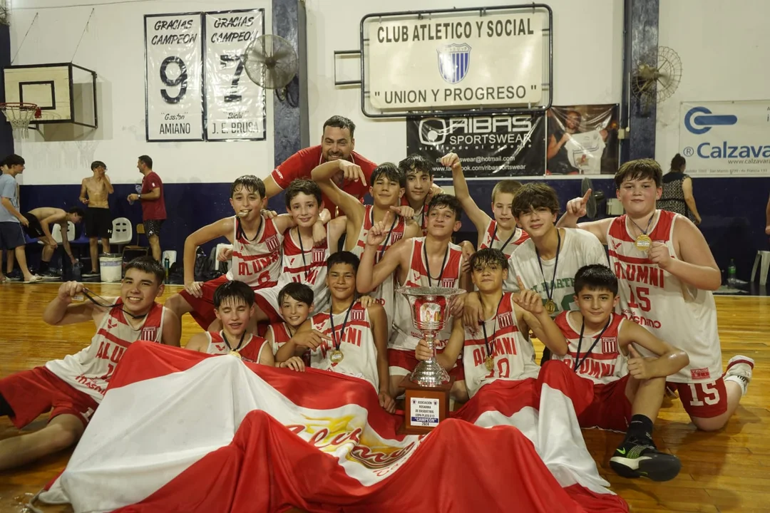 Los pibes de la U13 del básquet de Alumni.