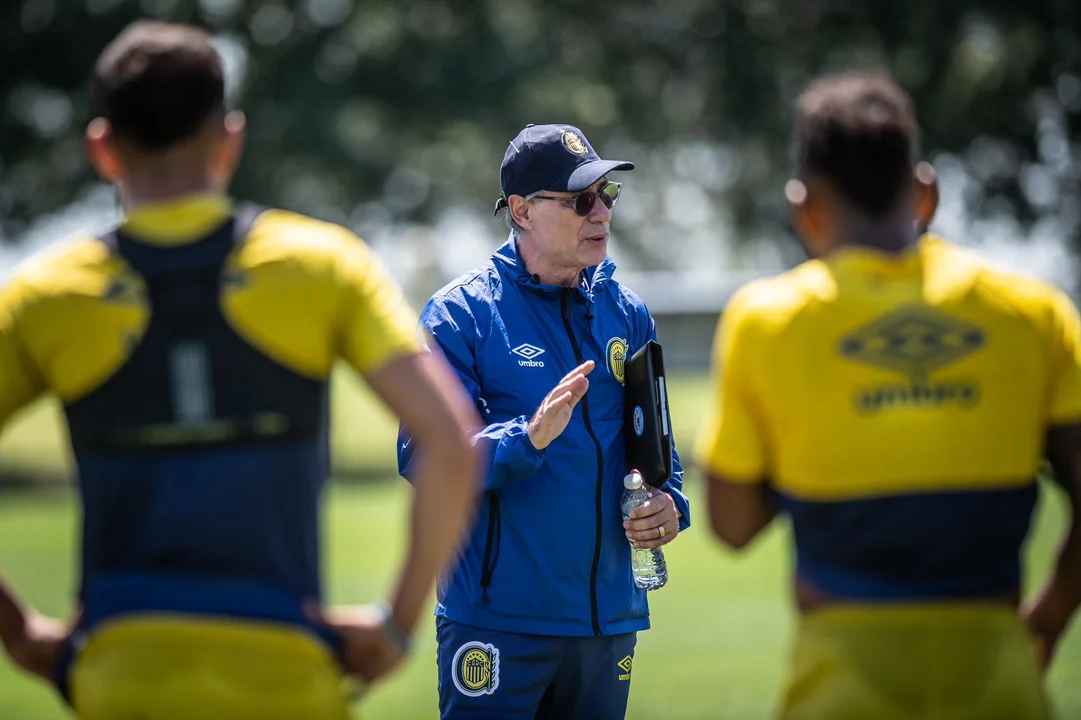Holan prepara el once para recibir a Racing con una baja y un retorno