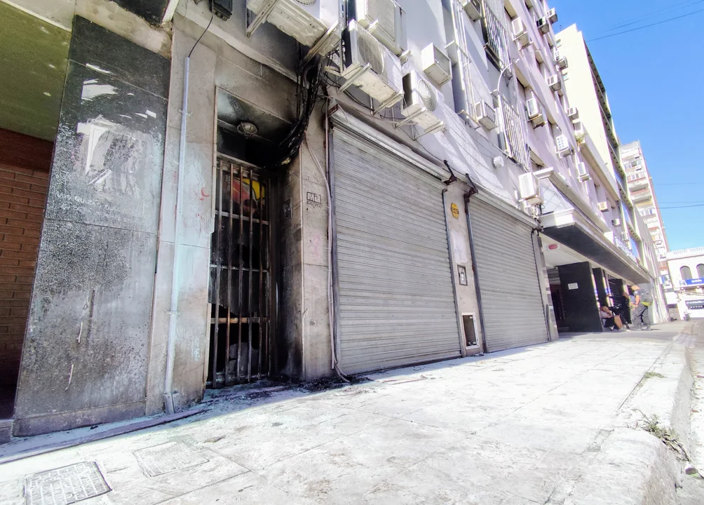 Habrían lanzado una bomba molotov que estalló contra la puerta de la dependencia (Foto: Rosario Plus).