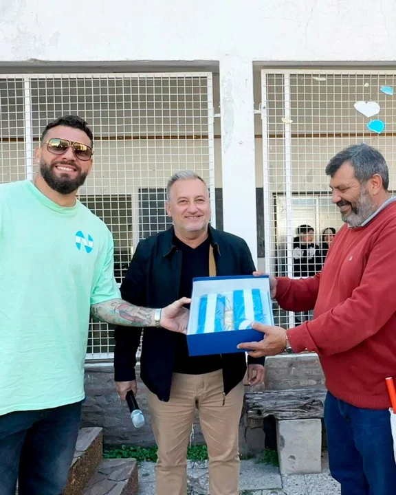 “Fatu” Broun visitó una escuela con Lewandowski: ¿compromiso social o un posible salto a la política?