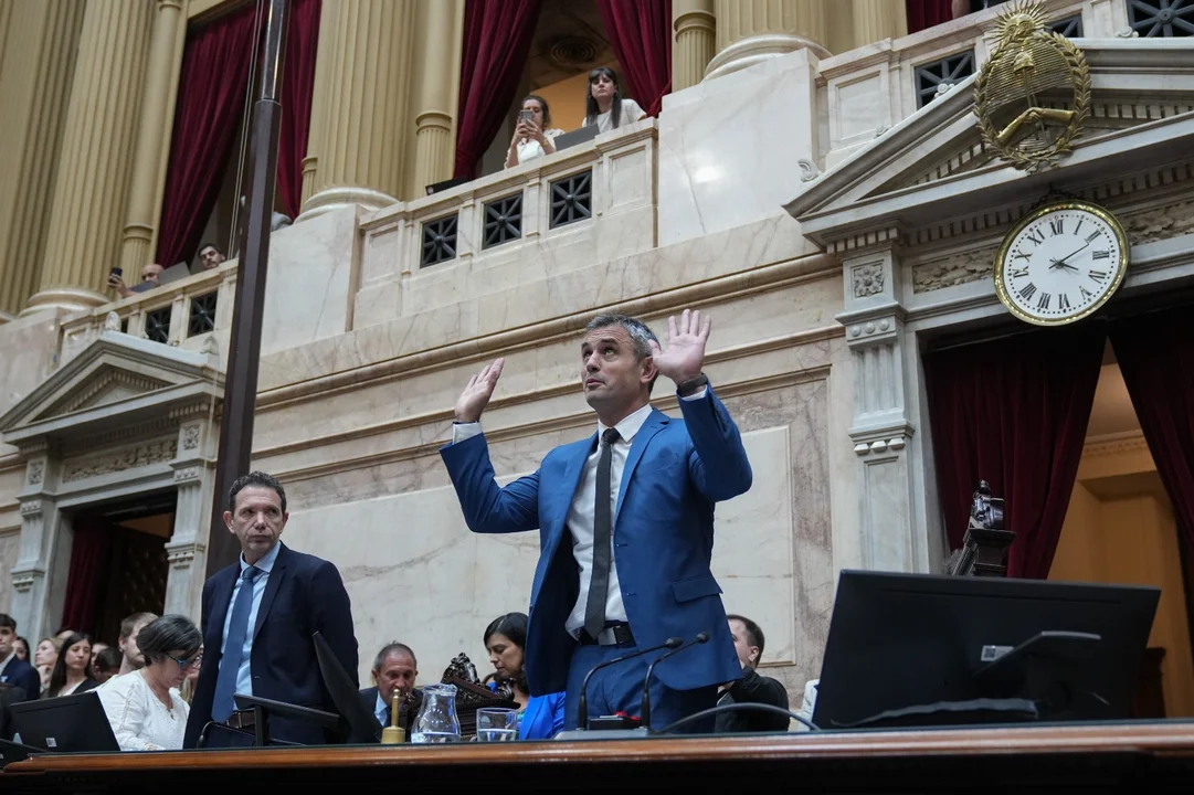 Diputados reeligió a Menem como presidente en una sesión escandalosa