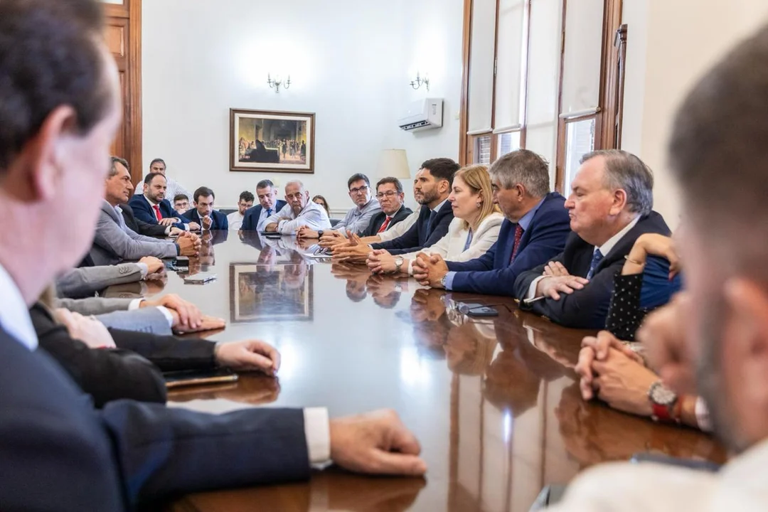 Pullaro celebró junto a legisladores la sanción del proyecto para reformar la Constitución