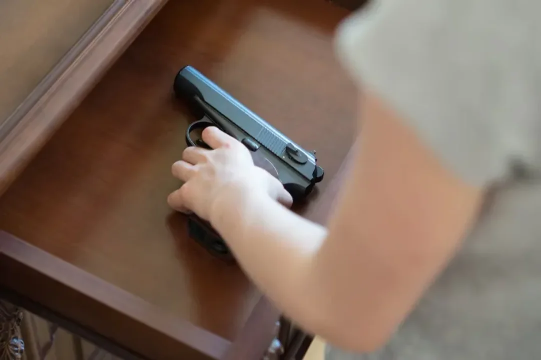El Gobierno bajó la edad mínima para portar armas