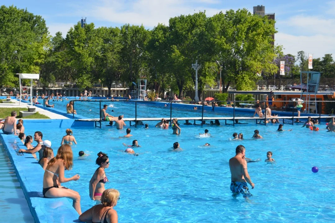 Inauguró la temporada de piletas en Parque Alem: días, horarios y precios para ingresar